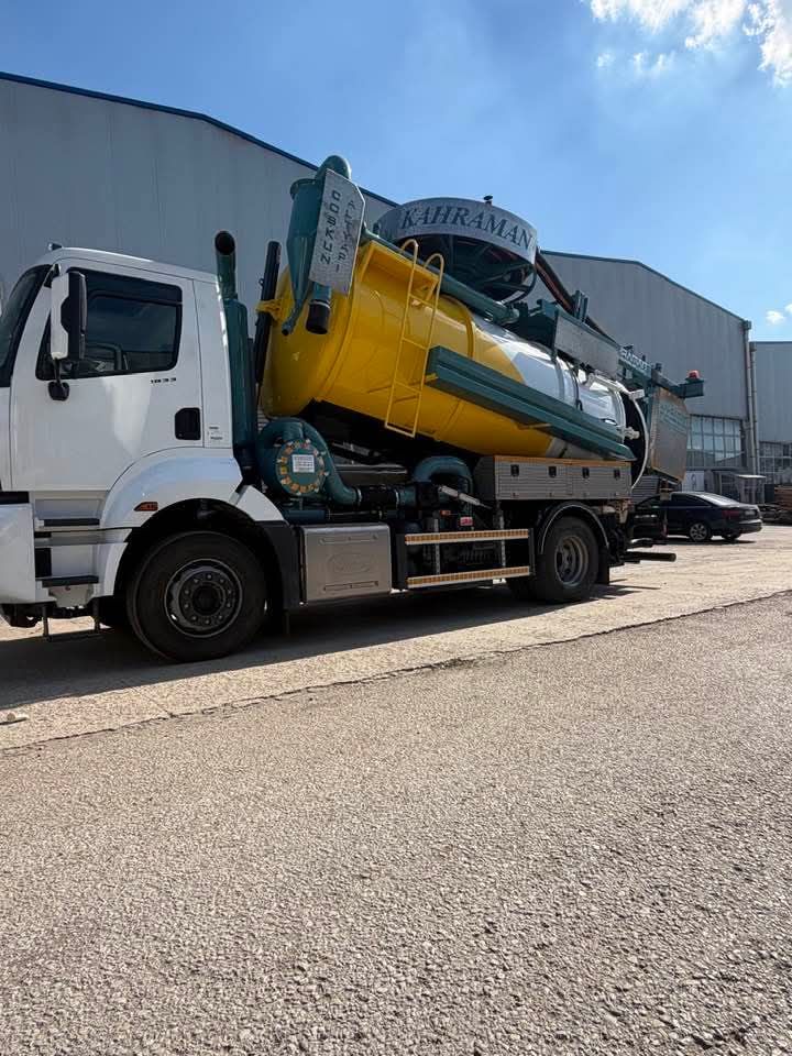 Ataşehir'de büyük tank hacmine sahip bir kuka vidanjör aracının atık su çekimi yaparken görüntüsü